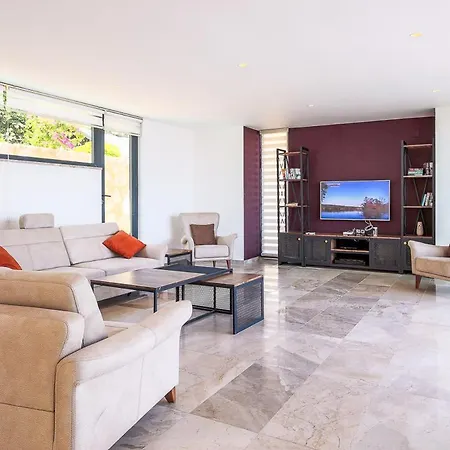 Sleeps 8 With Pool Air Con And Wifi Villa