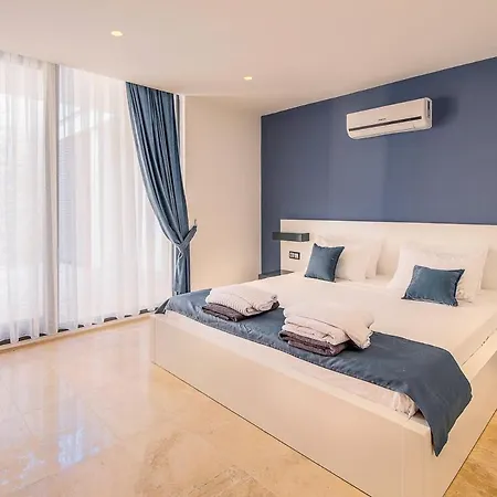 Sleeps 8 With Pool Air Con And Wifi *