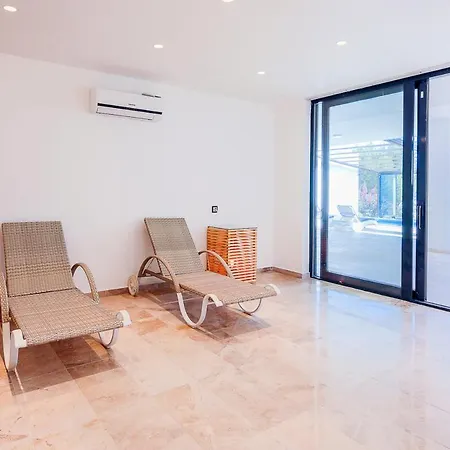 Βίλα Sleeps 8 With Pool Air Con And Wifi Καλκάν